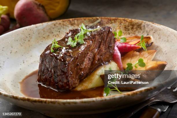 rotwein geschmort knochenlose kurze rippe mit schwarzem trüffel au jus - rindfleischeintopf stock-fotos und bilder