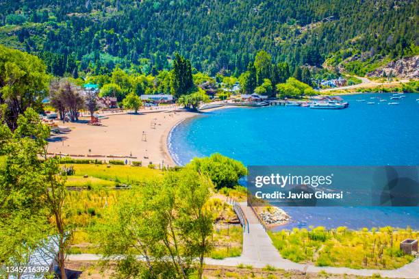 playa y embarcaciones a orillas del lago lácar, san martín de los andes, neuquén, patagonia argentina. vista panorámica. - argentina beach stock pictures, royalty-free photos & images