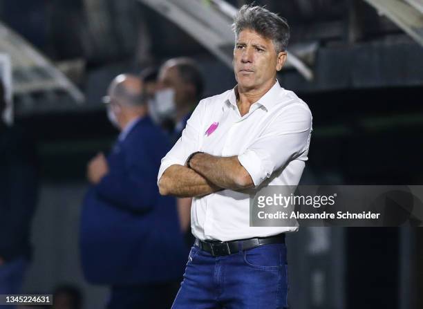 Renato Gaucho head coach of Flamengo looks on during a match between Red Bull Bragantino and Flamengo as part of Brasileirao Series A at Nabi Abi...
