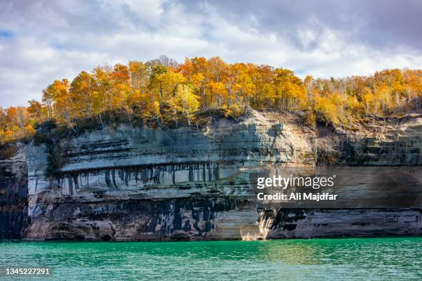pictured rocks in fall - pictured rocks national lakeshore ストックフォトと画像