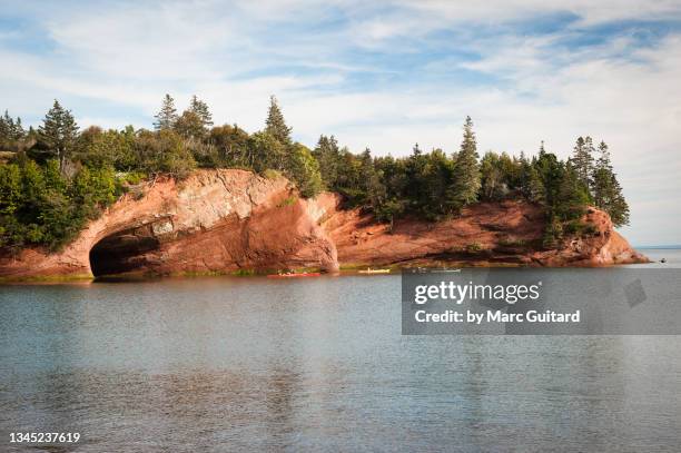 sea caves at high tide, saint martins, bay of fundy, new brunswick, canada - bay of fundy stockfoto's en -beelden