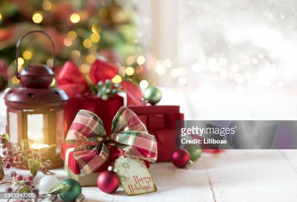 christmas gifts and christmas tree - christmas beauty stock pictures, royalty-free photos & images