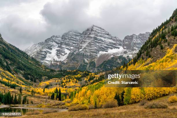 campanas granates aspen colores de hojas de otoño - maroon bells fotografías e imágenes de stock