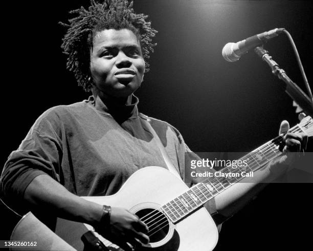 Tracy Chapman performs as part of the Amnesty International Concert at the Oakland Coliseum on September 23, 1988.