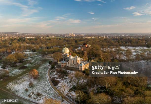uk, london, aerial view of greenwich royal observatory at sunset in winter - greenwich london stockfoto's en -beelden