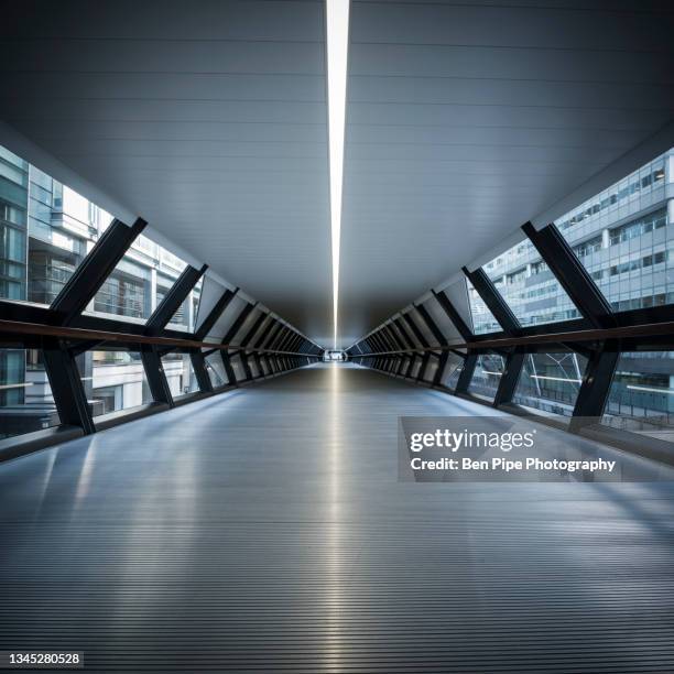 uk, london, canary wharf, empty crossrail tunnel - crossrail imagens e fotografias de stock