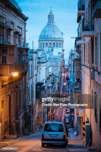 malta, valletta, old town narrow street with basilica dome in background - enge stock-fotos und bilder