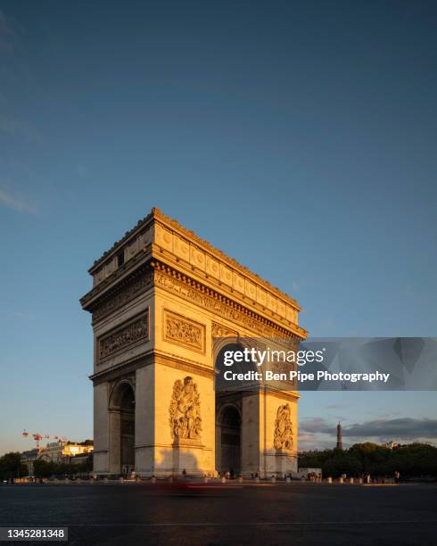 france, paris, arc de triomphe at sunset - arc de triomphe stock pictures, royalty-free photos & images