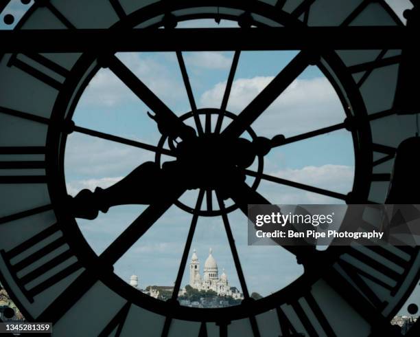 france, paris, close-up of clock with basilique du sacre coeur in distance - musee dorsay 個照片及圖片檔