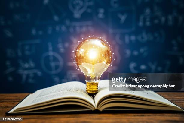 education  and light bulb  concept - learning foto e immagini stock