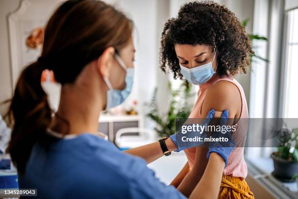 this will all be over in a minute... - coronavirus mask stockfoto's en -beelden