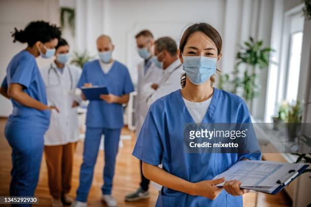 here to help with any of your healthcare needs - nurse with surgical mask stock pictures, royalty-free photos & images