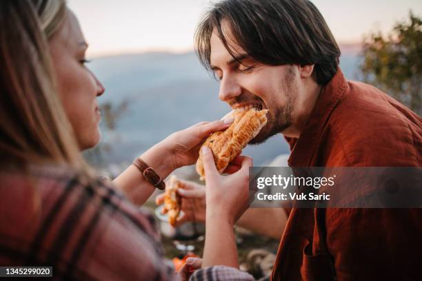 ein sandwich teilen - butterbrot stock-fotos und bilder