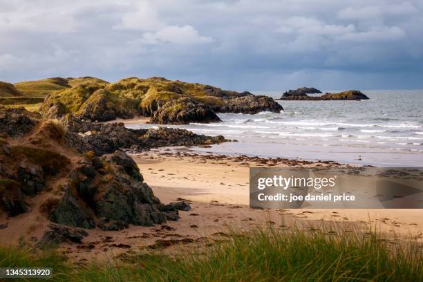 traeth llanddwyn, ynys llanddwyn, anglesey, wales - anglesea stock pictures, royalty-free photos & images