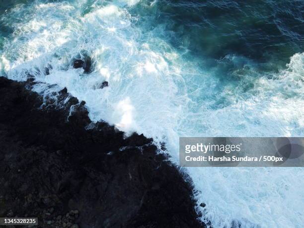 high angle view of waves splashing on rocks,sydney,new south wales,australia - sydney ocean drone stockfoto's en -beelden