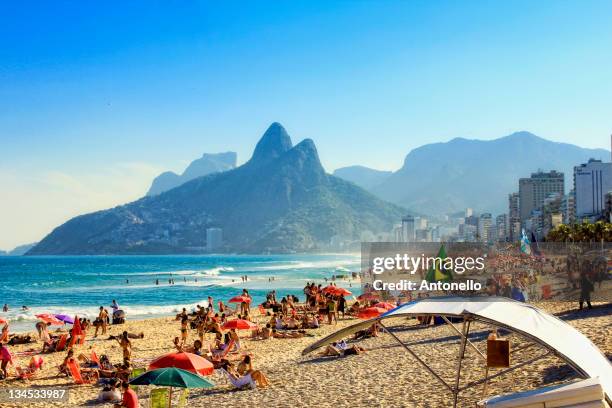 ipanema beach - rio de janeiro stock-fotos und bilder