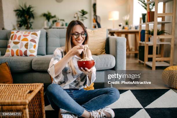 mujer comiendo espaguetis a la boloñesa - spaghetti bolognese fotografías e imágenes de stock