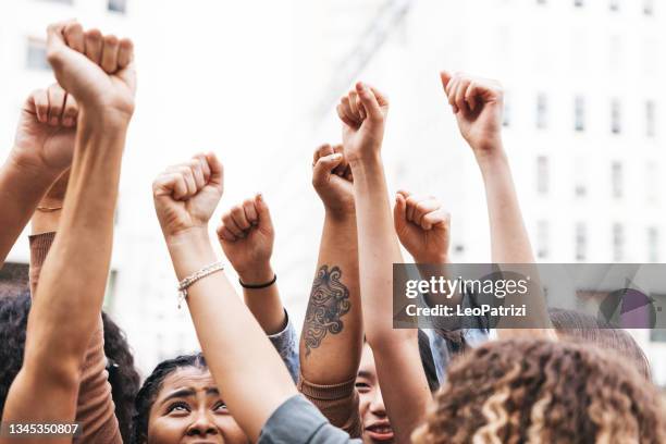 marchando por la igualdad de derechos para todos - social justice fotografías e imágenes de stock