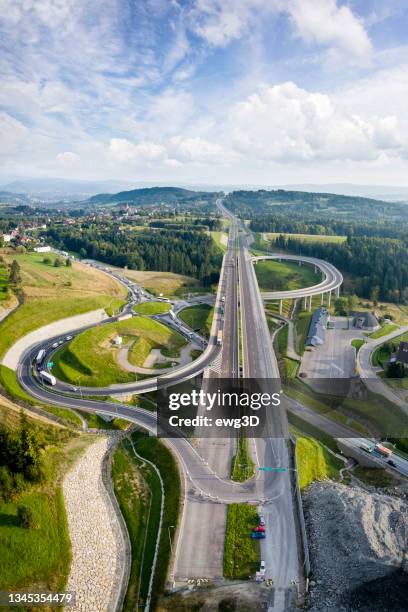 neue autobahn s7 zwischen krakau und zakopane, polen - interchange stock-fotos und bilder