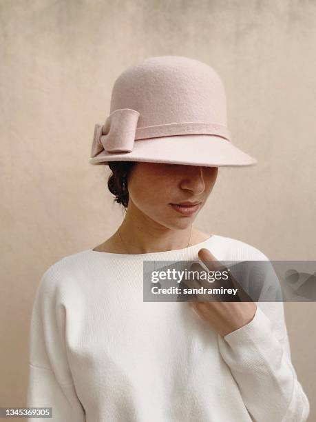 portrait of a beautiful woman wearing a vintage 1920's hat - headwear ストックフォトと画像