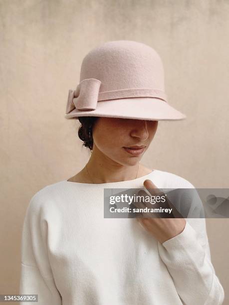 portrait of a beautiful woman wearing a vintage 1920's hat - artigo de vestuário para cabeça - fotografias e filmes do acervo