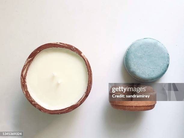 soy candle and two solid shampoo bars on a table - solids stockfoto's en -beelden