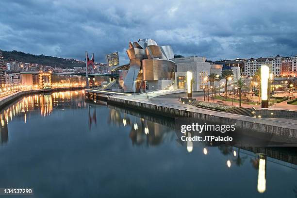 museum at bilbao - pais vasco foto e immagini stock