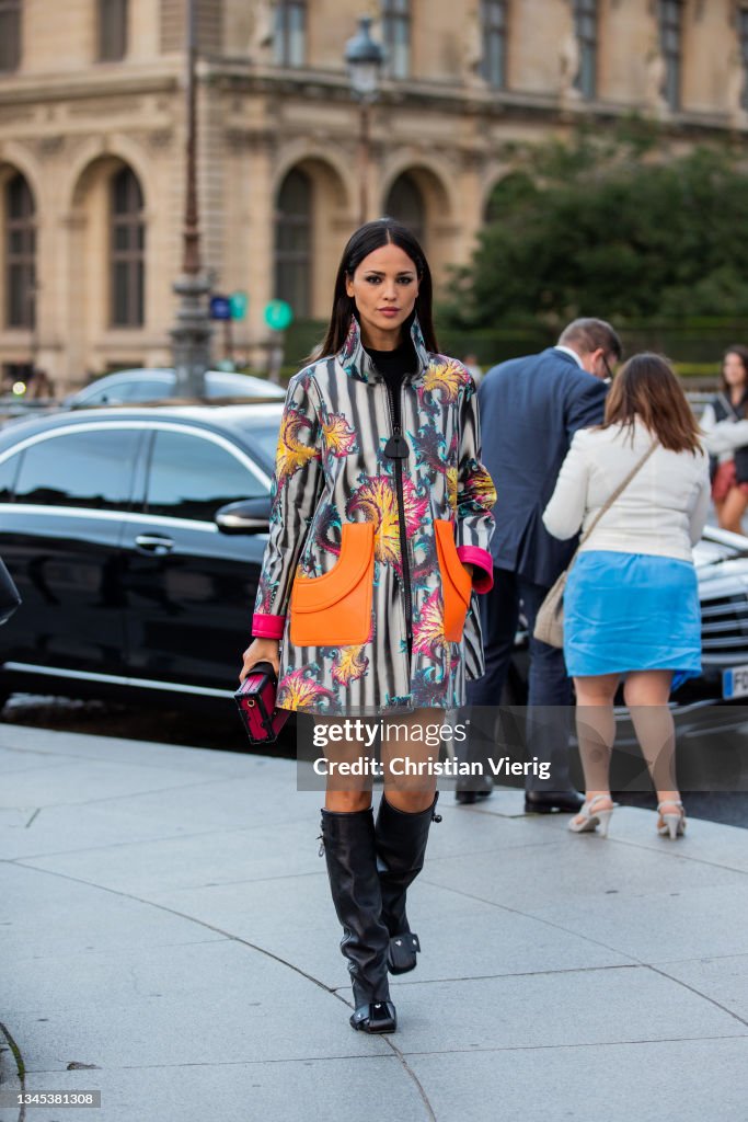 Eiza Gonzalez is seen wearing jacket with print outside Louis Vuitton  Photo d'actualité - Getty Images