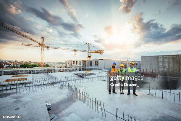 construction industry and engineering in post-recession period - segurança do trabalho imagens e fotografias de stock