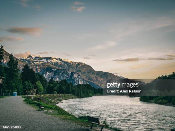 the squamish river flows towards the dramatic rock face of the stawamus chief - levee stock pictures, royalty-free photos & images