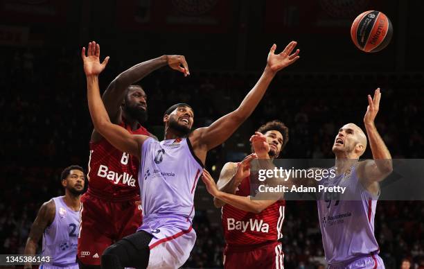 Davies of FC Barcelona Basquet is challenged by O. Hunter of FC Bayern Muenchen Basketball during the match between FC Bayern Muenchen Basketball and...
