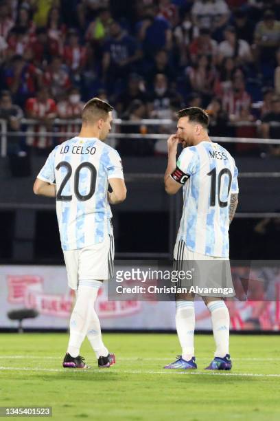 Giovanni Lo Celso of Argentina speaks to Lionel Messi of Argentina before a match between Paraguay and Argentina as part of South American Qualifiers...