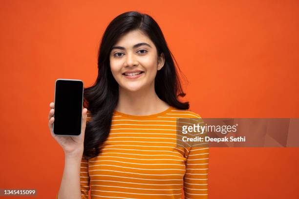 giovane ragazza che mostra lo schermo del telefono, foto di scorta - mostrare foto e immagini stock