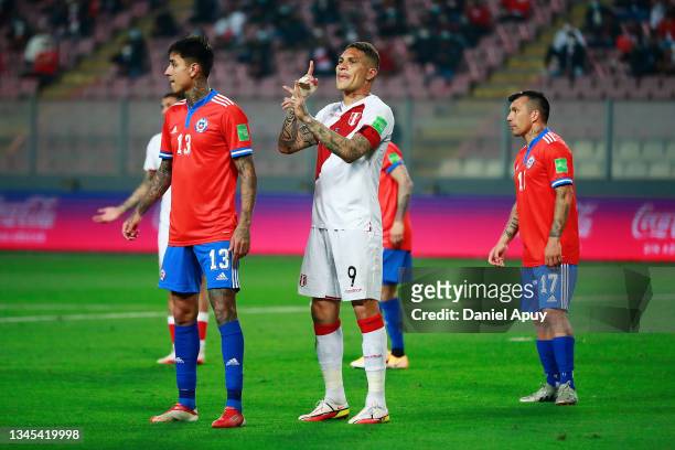 Paolo Guerrero of Peru gives instructions to teammates during a match between Peru and Chile as part of South American Qualifiers for Qatar 2022 at...