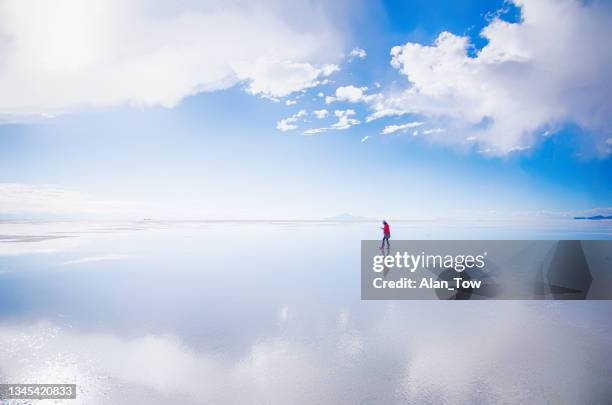 wandernde frauen in der salzwüste salar de uyuni, bolivien - uyuni stock-fotos und bilder