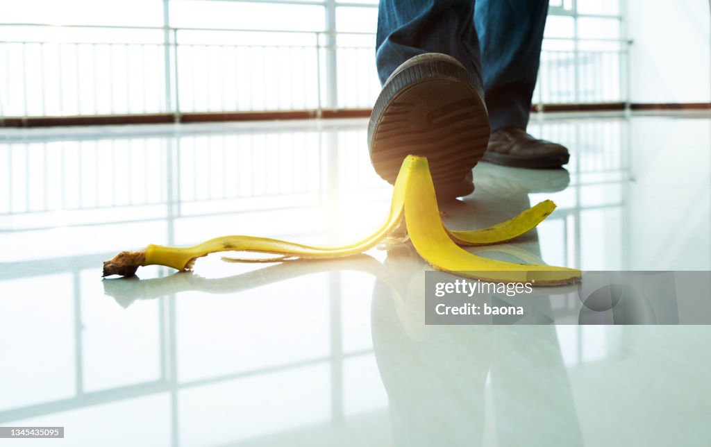Geschäftsmann tritt auf Bananenschale
