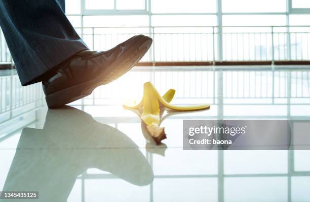 businessman stepping on banana peel - 絆 個照片及圖片檔