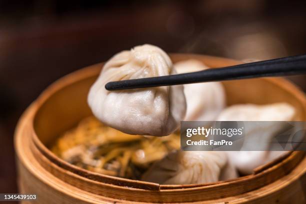 chinese dim sum, crab xiao long bao - crab pot stockfoto's en -beelden