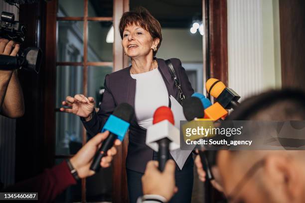 woman addressing to the press - politicians stockfoto's en -beelden