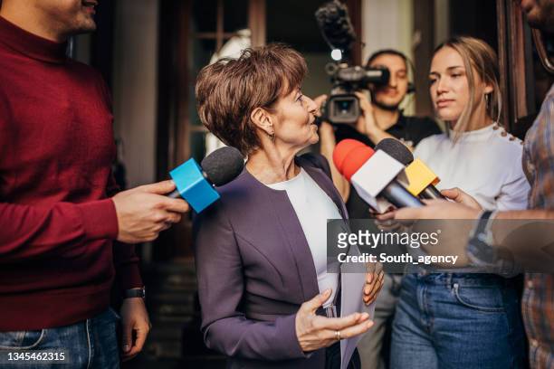 press asking questions - politician interview stock pictures, royalty-free photos & images