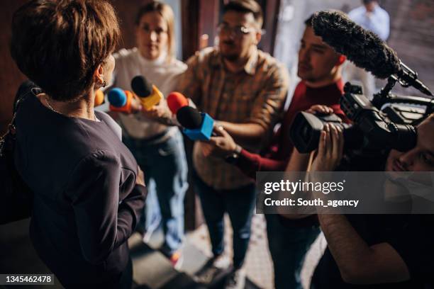 presse stellt fragen - media agency stock-fotos und bilder