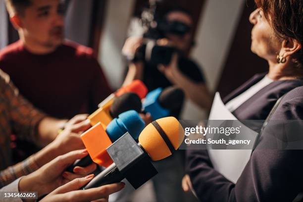 press asking questions - spokesperson stock pictures, royalty-free photos & images