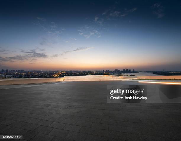 city rooftop - twilights stock-fotos und bilder