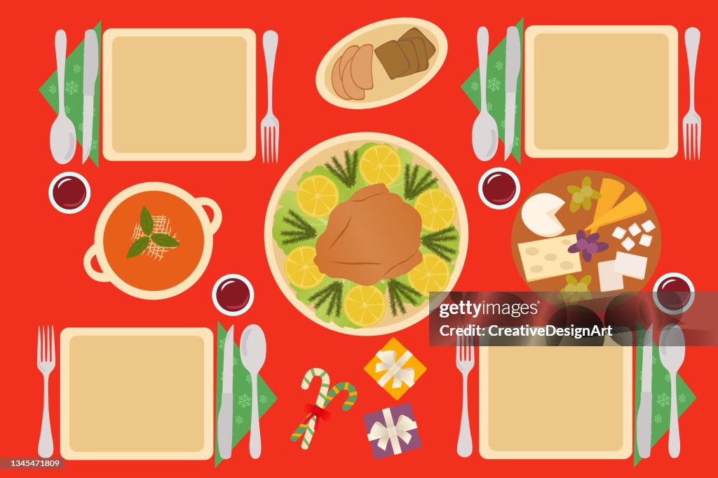 Vue de dessus de la table de Noël avec dinde rôtie, soupe, plateau de fromage et verres à vin.