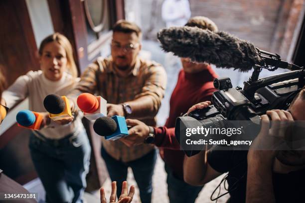 質問を押す - press conference ストックフォトと画像