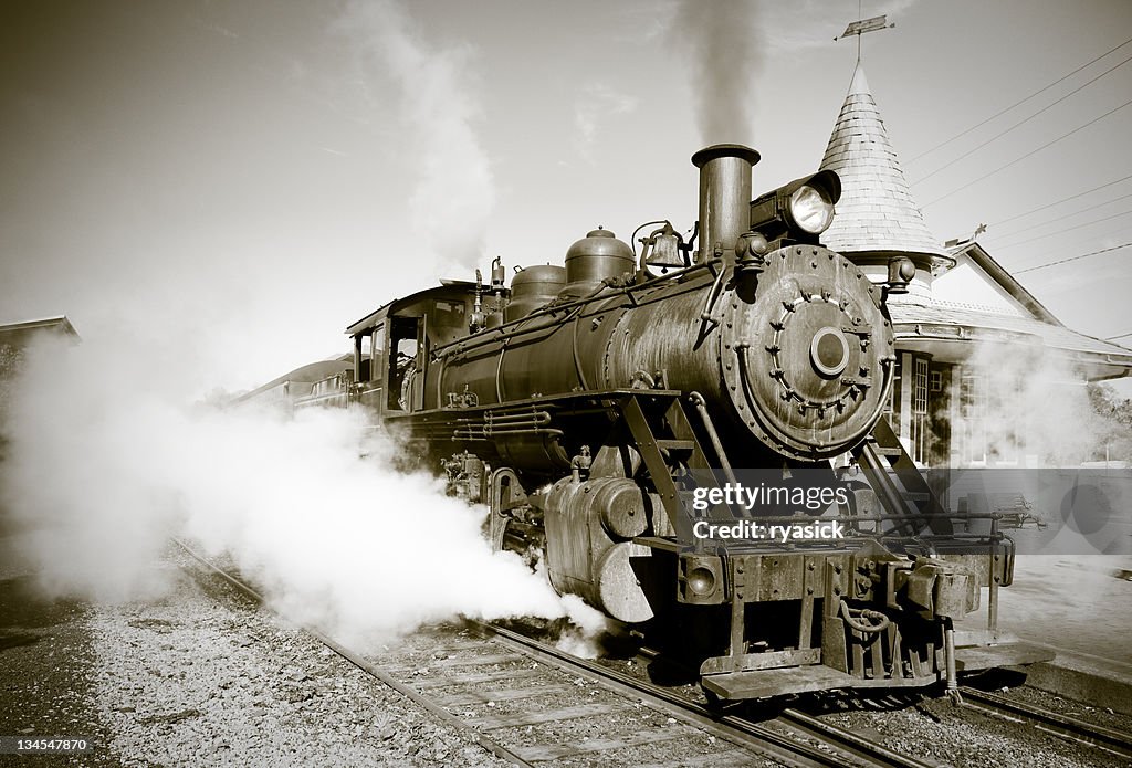 Sepia Vintage motor locomotora de tren de vapor de salir de la estación