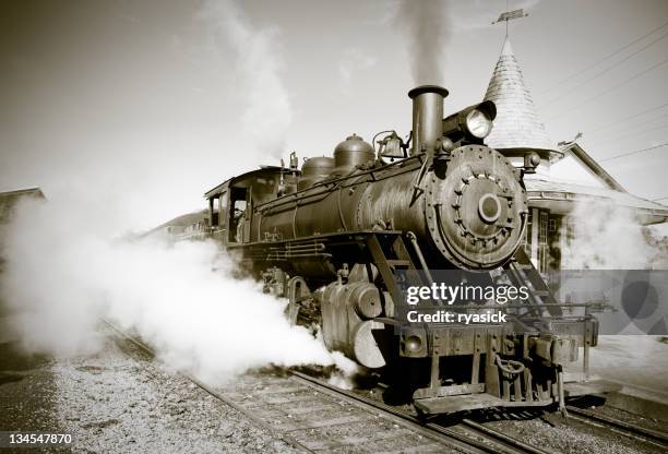 sépia vintage motor de locomotiva a vapor na estação de trem deixando - locomotiva imagens e fotografias de stock