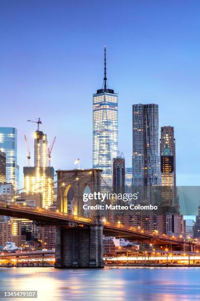 brooklyn bridge and manhattan skyline - one world trade center night stock pictures, royalty-free photos & images