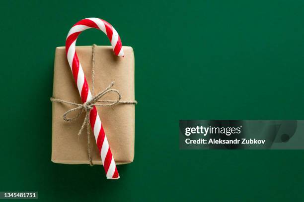 Gift Red Rope Red Rope Green Background Photos and Premium High Res Pictures - Getty ...