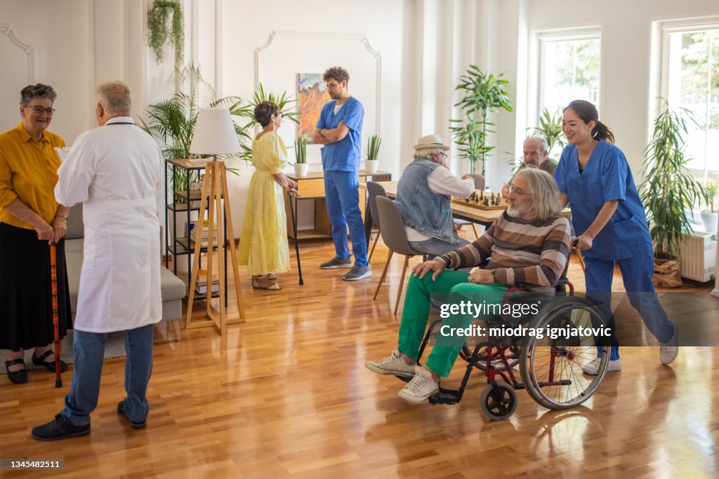 Gewöhnlicher Tag im überfüllten Pflegeheim